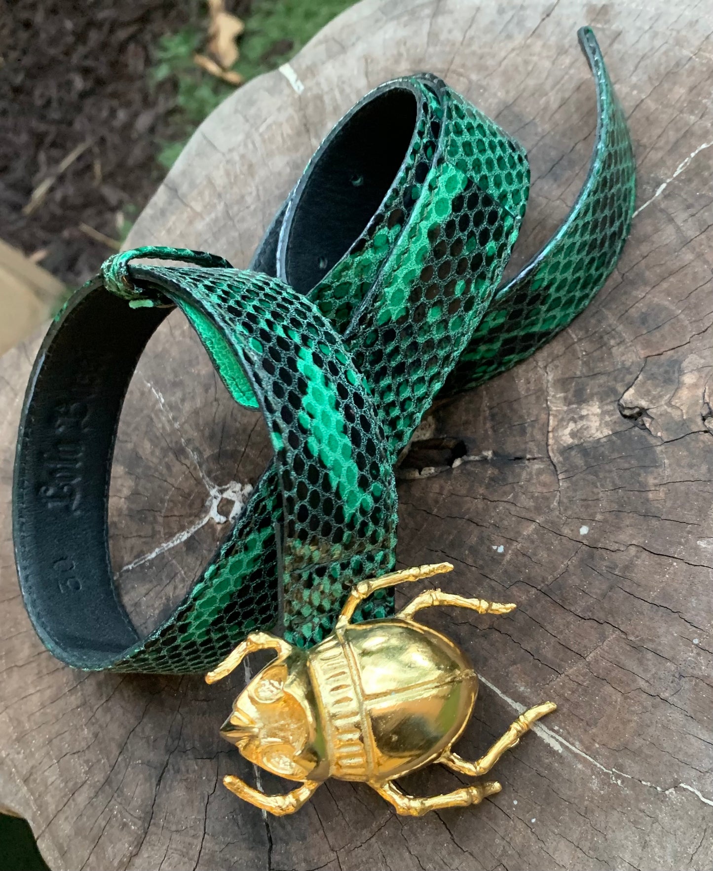 Lola Bassó gold plated beetle esmerald leather belt